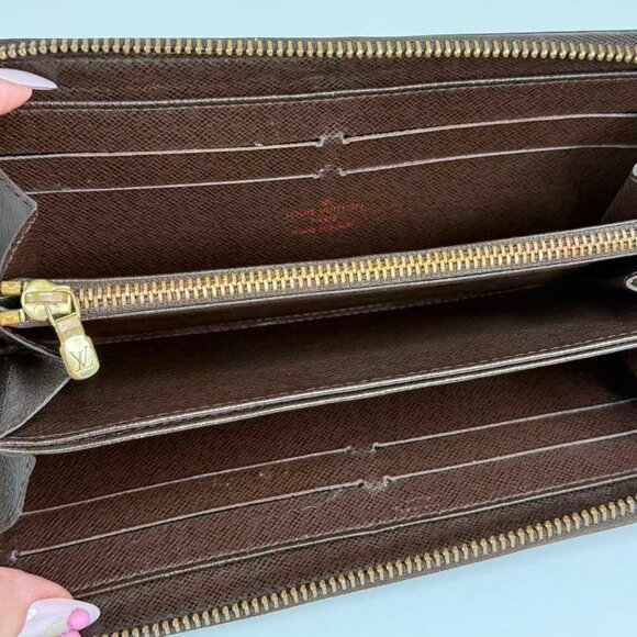 Louis Vuitton Damier Ebene Wallet with Classic Checkered Design - Picture 9 of 9